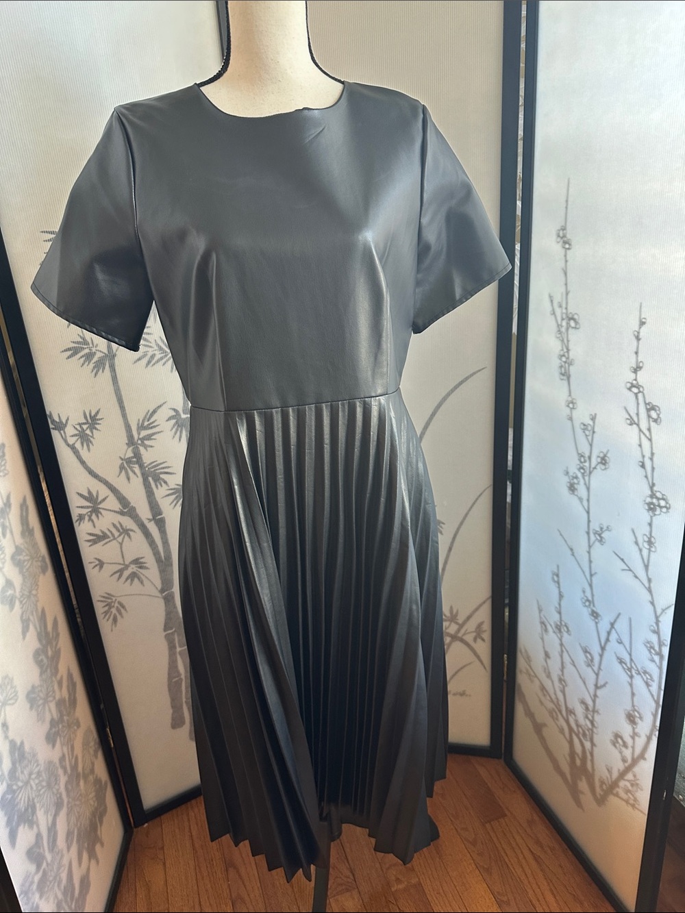 Gracia Black Short-Sleeve Pleated Midi Dress